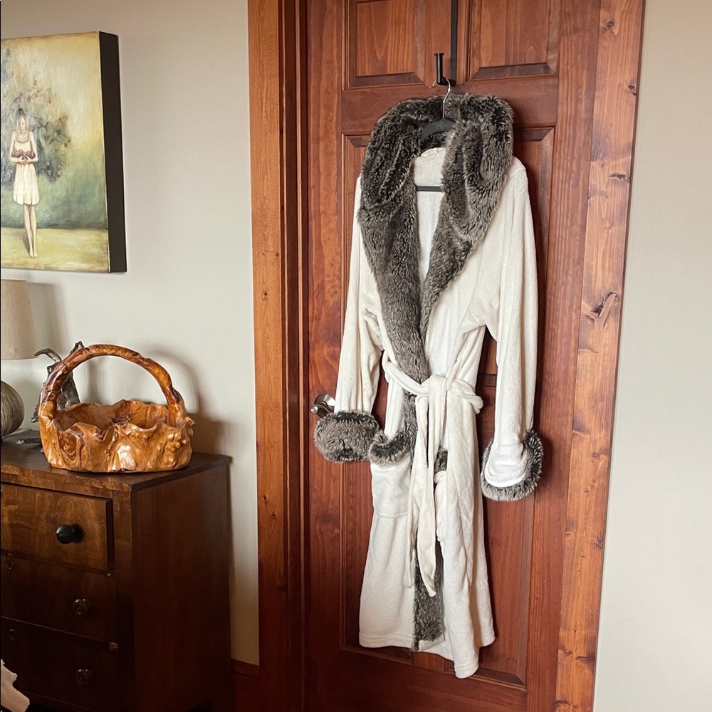 Luxurious Pottery Barn off white and Gray Women's Fur lined robe. XL